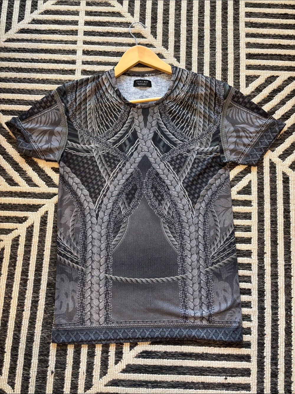 Zara Black and Gray Short-Sleeve Graphic Rope-Pattern Tee